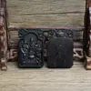 Pingente de Madeira de Ulmeiro Semelhante a Jade Material Antigo Marca 46 Premium Relevo Cinco Vias Deus da Riqueza Pingente de Madeira de Ulmeiro Peça Pendurável Transmissão ao Vivo TikTok
