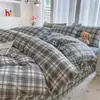 Juego de cuatro piezas de algodón con estampado de cuadros gris nórdico y aloe vera, agradable para la piel, suave, diseño de cuadros simple, ropa de cama para dormitorio de adulto