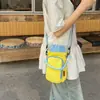 Bolsa para botella de agua de marca moderna, bolsa cruzada ligera versátil estilo coreano de nicho, bolsa de teléfono de dopamina trenzada para deportes al aire libre