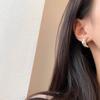 Pendientes de metal con forma de cuerno para mujer, diseño de nicho japonés y coreano, con temperamento sencillo para uso diario, para otoño e invierno, nueva moda