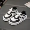 Zapatillas Deportivas Infantiles 2026 Primavera Nuevo Estilo Zapatillas de Tabla Versátiles para Niñas Superficie de Cuero Zapatos Blancos Pequeños Suela Suave Zapatos Casuales para Niños