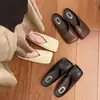 Estilo Britânico Novo Estilo Baotou Meia-sapatilha Feminina 2025 Plano Pequeno Sapatos de Couro Bico Quadrado Retro Camada Única Sapatos Elegante Marrom Primavera