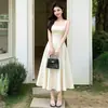 Vestido regata com decote quadrado e barra larga, modelador e valorizador, versátil, delicado e estiloso, adequado para o uso diário no verão