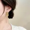 Brincos da Moda e Elegantes de Luxo Leve, Acessórios de Orelha Exquisitos de Alta Qualidade para Atacado, Brincos de Tarraxa Tendência Retro de Nicho, Elegantes e Versáteis para Mulheres