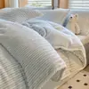 Conjunto de Quatro Peças em Malha Leite com Listras Catiônicas Outono/Inverno Espessado Quente Coral Fleece Flanela Dupla Face Roupa de Cama
