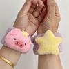 Correa de muñeca para lavar la cara con forma de cerdo con forma de estrella de joyería Haichao, impermeable, a prueba de humedad, banda para el cabello de felpa, mascarilla de maquillaje para lavar