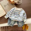 Conjunto de Ropa Nueva de Primavera 2026 para Niños: Sudadera de Rayas Azules y Blancas con Estampado de Dibujos Animados, Cuello Redondo de Moda, Jeans Casuales, Moderno