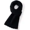 Sencillo y versátil, este bufanda tejida 100% cachemira pura está diseñado tanto para hombres como para mujeres.. Es un accesorio cálido, elegante y fácil de combinar para mantenerte abrigado en el clima frío.