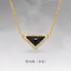 Colar Triangular de Pedra Natural Colorida com Diamantes Inteiros Estilo Old Money, Luxo Leve, Sensação de Alto Padrão, Corrente Simples e Exquisita para Clavícula, Versátil e Elegante