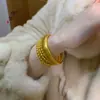 Loja de ouro Puzuo mesmo estilo pulseira de pneu largo de areia dourada antiga versão larga grossa dobrada moda pulseira de alta qualidade