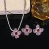 Conjunto Transfronteiriço de Colares de Joias Europeias e Americanas com Zircônia Microincrustada, Estilo Ins Elegante Flor Vermelha de Quatro Folhas, Adequado para Uso Diário na Clavícula
