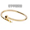 Pulsera Dorada con un Toque de Lujo Ligero y Alta Gama, Pulsera de Acero de Titanio para Mujer, Pulsera de Clavo, No se Desvanece, Joyería al por Mayor Estilo Europeo y Americano