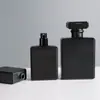 Botella de perfume de vidrio negro mate de fábrica 2030ml50ml100 ml cuadrada plana atomizador color bayoneta atomizador fino