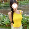 Camisole de Tricô Amarela com Ombro Inclinado Feminina de Verão Doce e Picante Justa Curta Top Assimétrico Usado por Fora