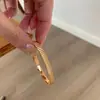Pulsera Bangle Lisa de Satén Moda y Lujo con Artesanía Exquisita, Pulsera de Hebilla Simple de Alta Gama para Uso Diario para Mujeres, Joyería de Diseño Único