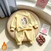 Conjunto de moletom com tema de dopamina e calça de moletom para meninas, adequado para usar no outono, disponível para atacado para crianças de vários tamanhos