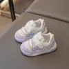Sapatos de algodão para bebê, sapatos para criança pequena, novo estilo primavera 2026, sola macia, antiderrapante, sapatos casuais versáteis para meninas e meninos.