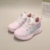 Outono de 2026 Novo Modelo Popular Sapatos Infantis de Couro para Meninas com Fivela Rotativa Tênis Esportivo Infantil para Corrida 6560