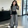 Conjunto deportivo de calle elegante para niñas, otoño temprano, sudadera holgada a rayas retro coreana y pantalones de pierna ancha, conjunto de dos piezas