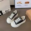 Novos Sapatos Casuais Esportivos de Plataforma com Sola Grossa para Primavera/Outono Tênis de Skate para Estudantes Sapatos Femininos Casuais Tendência Aumentadores de Altura Cano Baixo Versátil Moda