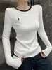 Camiseta de Manga Longa com Gola Redonda e Pônei Bordado para Mulheres 2026 Nova Popular Outono Camisa Básica Versátil Color Block Top Simples