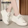 Zapatos Casuales de Suela Blanda 2026 Primavera Nueva Moda Zapatos Blancos Cómodos Zapatos de Viaje Tenis Fáciles de Poner