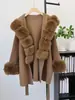 Casaco de lã dupla face com capuz, tricô e retalhos de pele sintética, novo estilo outono/inverno, exala um ar sofisticado e elegante, com cinto, um casaco de tricô moderno para mulheres