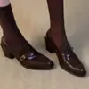 Cinto elegante com fivela, sapatos de couro pequenos estilo britânico para primavera/outono, mocassins de salto grosso, sapatos slip-on pretos da moda femininos, novo estilo 2026