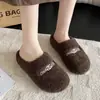 Chinelos de inverno de algodão femininos, com sola macia e acolchoada para uma sensação confortável, design antiderrapante e forro felpudo. Estes chinelos grossos e quentes são adequados para uso interno e externo e estão disponíveis para atacado.