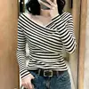 Camiseta listrada de manga longa com gola V cruzada, slim fit, versátil, estilo coreano, design francês, seda gelada de cinco nervuras, para mulheres