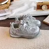 Zapatos suaves para niños 2026, zapatillas de entrenamiento alemanas versátiles antideslizantes, zapatillas de cuero antideslizantes para niñas de primavera y otoño