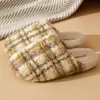 Pantuflas de algodón estilo Fair Isle, ligeras, de suela gruesa para mujer, nueva colección de invierno, cálidas y acogedoras para interiores con forro de felpa, también disponibles en estilos para hombre