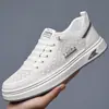Zapatos para hombre 2026 primavera nuevo modelo transpirables con diseño calado slip-on zapatillas casuales versátiles zapatos blancos