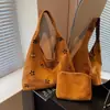 Bolsa de Ombro Feminina 2025 Nova Tendência de Nicho para Axila Moda Outono e Inverno Bolsa Vazada Versátil Bolsa Tote Casual