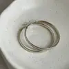 Pendientes de aro minimalistas de color dorado brillante para mujer, lujo ligero, alta gama, únicos, a la moda, modernos, versátiles para ir al trabajo