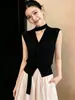 Top sin mangas ajustado de cuello en V estilo francés para mujer, casual y versátil, hermosa blusa con cuello de corbata, nuevo modelo verano 2026