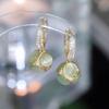 Nuevos pendientes de bola de ópalo verde con hebilla para la oreja, de moda, ligeros, de lujo, con diseño de nicho, con sentido del humor, pendientes que combinan con todo, al por mayor