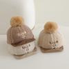 Chapéu de Bebê Chenjing Outono e Inverno Novo Chapéu de Boné com Letra Bordada Bola de Pelo Pelúcia Quente para Bebê Menino e Menina
