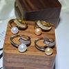 Anel de Pérola Natural de Alta Qualidade Dan Tao Jewelry com Design de Várias Contas Banhado a Ouro, Tamanho Ajustável, Atacado, Pérola Branca Princesa Fugitiva
