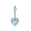 Piercing para el ombligo de acero inoxidable con forma de corazón de melocotón y circonitas brillantes. Piercing para el ombligo. Piercing para el cuerpo humano.