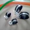 Abrazadera de manguera metálica semicubierta de 20 mm de ancho, fijación con perno M8, especificaciones de abrazadera para mazo de cables automotriz