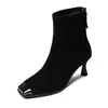 Botas curtas de salto alto com acabamento fosco para aumentar a altura para mulheres, novo estilo inverno 2026, sapatos de salto alto elegantes e estilosos, couro macio com forro de pelúcia, botas estilo Martin para mulheres