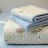 Funda de Cama Cálida Engrosada Juego de Tres Piezas Vellón de Leche Temporada de Otoño e Invierno Protector de Cama Cubierta de Cama Más Terciopelo Simple para Cama Cubierta Protectora
