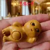 Sândalo Dourado Esculpido Dragão de Leite Sentado Desenho Animado Boneca Fofa Presente de Aniversário Decoração Criativa de Mesa para Casa em Madeira