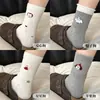 Calcetines blancos para mujer para primavera y verano, de longitud media hasta la pantorrilla, modernos y versátiles, estilo japonés, lindo perrito de dibujos animados, estilo universitario, calcetines de algodón para mujer