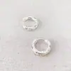 Moda Japonesa y Coreana Nueva Textura de Martillo Pequeño Incrustaciones de Circonita Cobre Chapado en Oro Real Elegantes para el Trabajo Versátiles Aretes Hebilla de Oreja