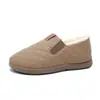 Novos sapatos de algodão slip-on femininos para o inverno de 2026, versáteis e confortáveis, com forro de fleece adicional para calor extra, perfeitos para mães