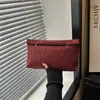Estilo transfronterizo, nueva colección 2026: Bolso de mano tipo sobre para mujer, con un diseño sencillo, bordes enrollados, forma cuadrada pequeña, moderno y de gran capacidad, un artículo único y exclusivo.