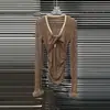 2025 Nuevo Otoño e Invierno Camiseta de Encaje Calado para Mujer Aspecto Adelgazante Prenda Base Moda Empalme Top de Cuello en V