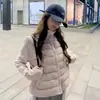 Jaqueta de Algodão com Enchimento Patchwork Gola Alta Tricô Estilo Coreano Nova Moda Outono/Inverno 2026, Casaco Base Quente e Leve para Mulheres